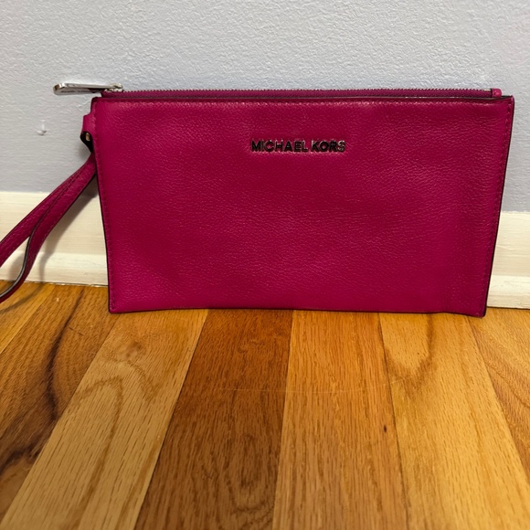 Michael kors clutch Dark pink or Fuchsia clutch has inside pockets for cards. - Picture 1 of 4